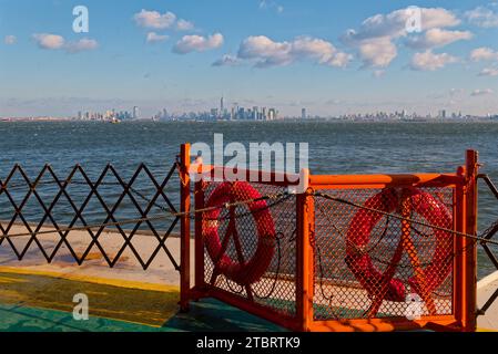 la Skyline de Manhattan à New York depuis le Ferry de staten Island - New Yorks Skyline von Manhattan von der Staten Island Ferry Stockfoto