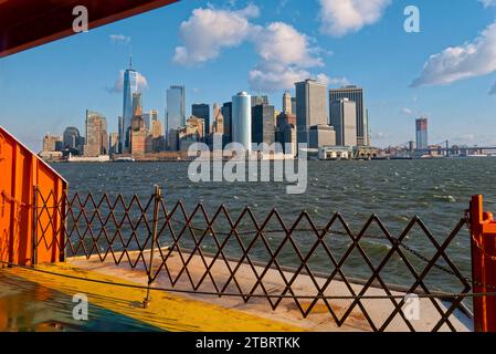 la Skyline de Manhattan à New York depuis le Ferry de staten Island - New Yorks Skyline von Manhattan von der Staten Island Ferry Stockfoto