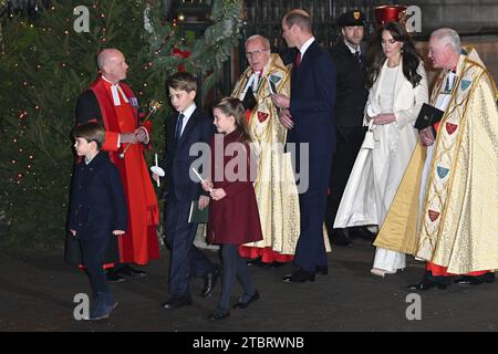 (Von links nach rechts) Prinz Louis, Prinz George, Prinzessin Charlotte, Prinzessin von Wales, Prinz von Wales und der Dekan von Westminster, David Hoyle reist zu den Royal Carols – zusammen bei Weihnachtsfeiern in der Westminster Abbey in London. Bilddatum: Freitag, 8. Dezember 2023. Stockfoto