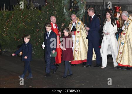 (Von links nach rechts) Prinz Louis, Prinz George, Prinzessin Charlotte, Prinzessin von Wales, Prinz von Wales und der Dekan von Westminster, David Hoyle reist zu den Royal Carols – zusammen bei Weihnachtsfeiern in der Westminster Abbey in London. Bilddatum: Freitag, 8. Dezember 2023. Stockfoto