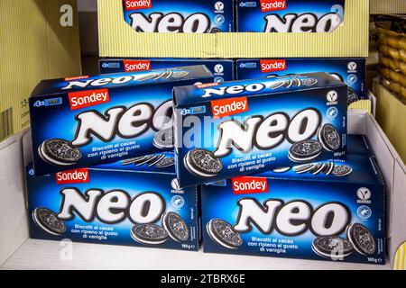 Italien - 29. November 2023: Sonday Neo Cookies in Paketen zum Verkauf in Lidl. NEO Cookies ähneln dem Oreo MarkenCookie Stockfoto