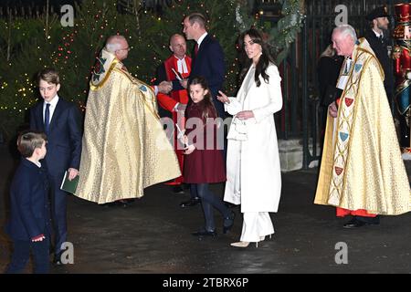 (Von links nach rechts) Prinz Louis, Prinz George, Prinzessin Charlotte, Prinz von Wales, der Dekan von Westminster, David Hoyle und Prinzessin von Wales gehen zu den Royal Carols - zusammen bei Weihnachtsfeiern in der Westminster Abbey in London. Bilddatum: Freitag, 8. Dezember 2023. Stockfoto