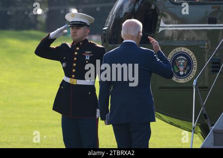 US-Präsident Joe Biden grüßt die Marine Guard, als er sich auf die Marine One vorbereitet, um am Freitag, den 8. Dezember 2023, das Weiße Haus in Washington, DC, auf dem Weg nach Las Vegas, Nevada, zu verlassen. Kredit: Chris Kleponis/Pool über CNP Stockfoto