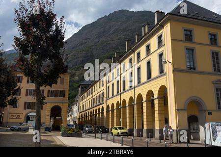 SAINT-JEAN-DE-MAURIENNE, FRANKREICH, 24. JULI 2023: Blick auf das Stadtzentrum und die Rue de la Republique, Saint-Jean-de-Maurienne in Savoie. Es ist eine Hauptstadt Stockfoto