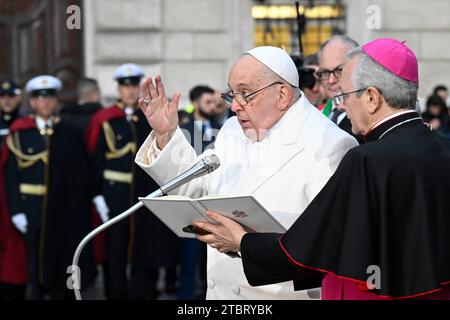 Rom, Italien. Dezember 2023. Italien, Rom, 2023.12.8.Papst Franziskus betet vor der Marienstatue in der Nähe der Piazza di Spagna im Zentrum Roms zum Hochfest der Unbefleckten Empfängnis . Foto von VATIKANISCHEN MEDIEN /Katholisches Pressefoto/Hans Lucas. Quelle: Unabhängige Fotoagentur/Alamy Live News Stockfoto