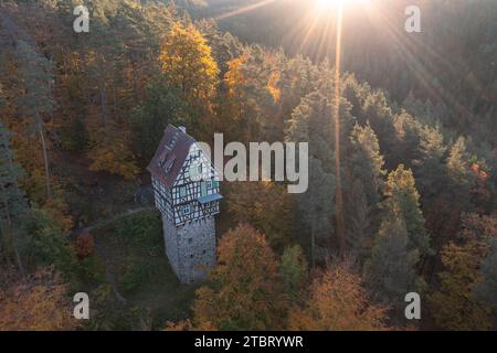 Unmittelbar neben dem Jagdschloss Rieseneck befindet sich der Herzogstuhl, ein kleines Lustschloss in Turmform und mit Fliesenbau. Stockfoto