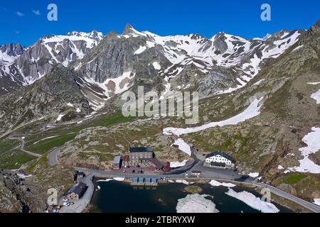 Die italienischen Alpen mit dem überragenden Gipfel Pain de Sucre hinter dem Bergsee Lac du Grand-St-Bernard im Aostatal im Frühjahr, Aostatal, Italien Stockfoto