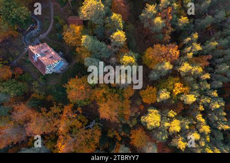 Unmittelbar neben dem Jagdschloss Rieseneck befindet sich der Herzogstuhl, ein kleines Lustschloss in Turmform und mit Fliesenbau. Stockfoto