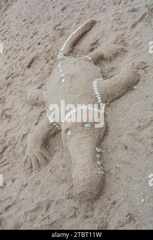 Deutschland, Mecklenburg-Vorpommern, Insel Usedom, Krokodil aus Sand am Strand Stockfoto