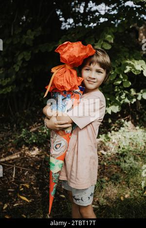 Junge mit Zuckerzapfen Stockfoto