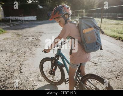 Junge mit Fahrrad auf dem Weg zur Schule Stockfoto