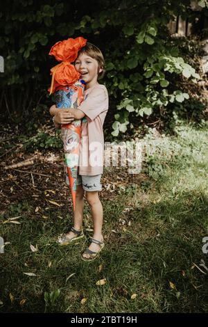 Junge mit Zuckerzapfen Stockfoto