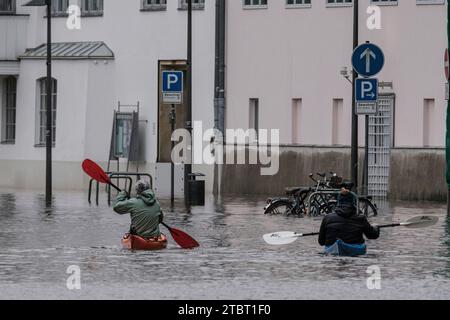 Flut in Lübeck, Männer in Booten Stockfoto