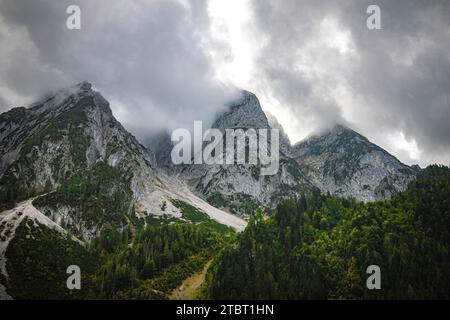 Berglandschaft bei Gosau im Salzkammergut im Herbst Stockfoto