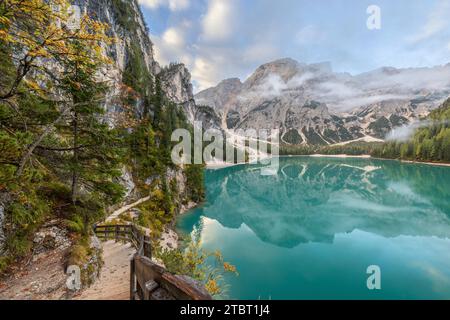 Pragser See in Südtirol an einem Herbstmorgen mit blauem Himmel und Reflexion im Wasser Stockfoto