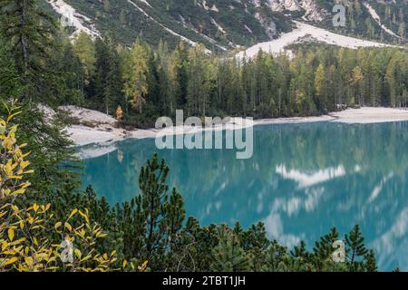 Pragser See in Südtirol an einem Herbstmorgen mit blauem Himmel und Reflexion im Wasser Stockfoto