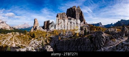 Panoramablick auf die Felsformation Cinque Torri im Herbst. Stockfoto