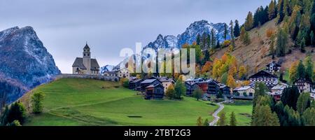 Panoramablick auf die Kirche Chiesa Santa Lucia in Colle Santa Lucia am Fuße des Giau-Passes, Passo di Giau, im Herbst. Stockfoto