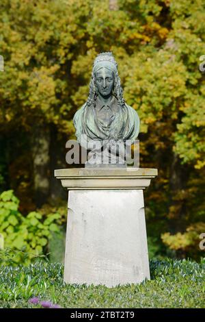 Büste von Annette von Droste-Hülshoff im Park von Schloss Hülshoff, Havixbeck, Münsterland, Nordrhein-Westfalen Stockfoto