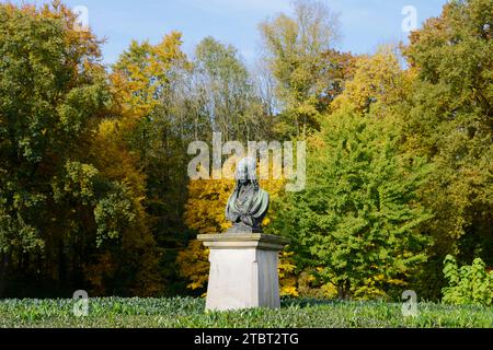 Büste von Annette von Droste-Hülshoff im Park von Schloss Hülshoff, Havixbeck, Münsterland, Nordrhein-Westfalen Stockfoto