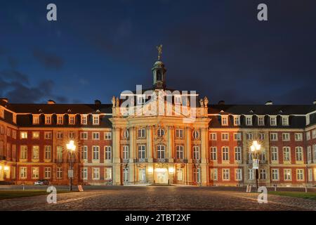 Fürstbischofspalast am Abend, Architekt Johann Conrad Schlaun, Westfälische Wilhelms-Universität, Münster, Münsterland, Nordrhein-Westfalen, Deutschland Stockfoto