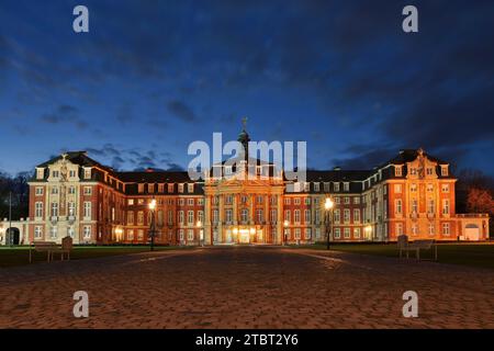 Fürstbischofspalast am Abend, Architekt Johann Conrad Schlaun, Westfälische Wilhelms-Universität, Münster, Münsterland, Nordrhein-Westfalen, Deutschland Stockfoto