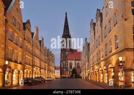 Häuser mit Bogengängen am Prinzipalmarkt und Lamberti-Kirche in der Abenddämmerung, Münster, Münsterland, Nordrhein-Westfalen Stockfoto