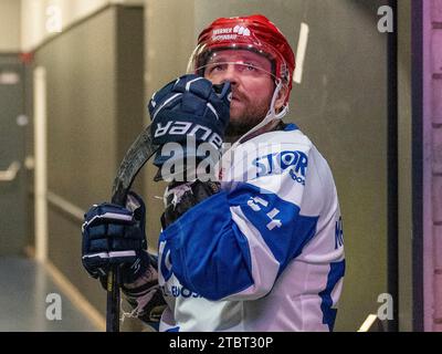 Benjamin Marshall (Schwenninger Wild Wings, #54) im Kabinengang schaut auf den Videowuerfel. Duesseldorfer EG vs. Schwenninger Wild Wings, Eishockey, Penny DEL, 25. Spieltag, Saison 2023/2024, 08.12.2023 Foto: Eibner-Pressefoto/Thomas Haesler Stockfoto