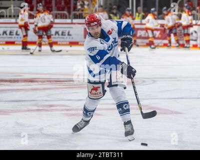 Daryl Boyle (Schwenninger Wild Wings, #06) hat abgezogen. Duesseldorfer EG vs. Schwenninger Wild Wings, Eishockey, Penny DEL, 25. Spieltag, Saison 2023/2024, 08.12.2023 Foto: Eibner-Pressefoto/Thomas Haesler Stockfoto