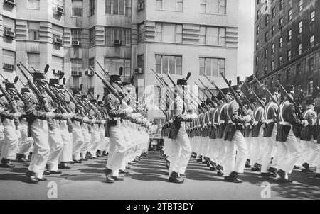 Soldaten in Uniform marschieren in der Parade, New York City, New York, USA, Angelo Rizzuto, Anthony Angel Collection, Mai 1959 Stockfoto