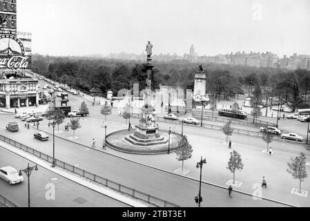 Blick auf die Columbus Statue, Columbus Circle, mit Central Park auf der rechten Seite, New York City, New York, USA, Angelo Rizzuto, Anthony Angel Collection, 1950 Stockfoto