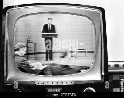 US-Senator John Kennedy im Fernsehen während der ersten Präsidentschaftsdebatte gegen US-Vizepräsident Richard Nixon, Chicago, Illinois, USA, Thomas J. O'Halloran, U.S. News & World Report Magazine Photograph Collection, 26. September 1960 Stockfoto