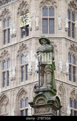 Jan-van-Werth-Denkmal vor dem Turm des historischen Rathauses, Köln, Nordrhein-Westfalen Stockfoto