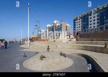 Skulptur Herring Esser des Künstlers Tom Otterness, Scheveningen, den Haag, niederländische Nordseeküste, Südholland, Niederlande Stockfoto