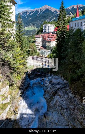 Blick von der Brücke über die Gasteiner Ache, hinter Gamskarkogel, 2467 m, Throneck, 2214 m, Bad Gastein, Gasteinertal, Nationalpark Hohe Tauern, Österreich, Europa Stockfoto