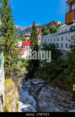 Blick von der Brücke über die Gasteiner Ache, hinter Gamskarkogel, 2467 m, Throneck, 2214 m, Bad Gastein, Gasteinertal, Nationalpark Hohe Tauern, Österreich, Europa Stockfoto