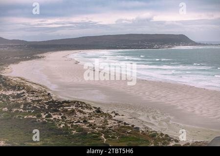 Der herrliche Noordhoek Strand auf der Kap-Halbinsel südlich von Kapstadt, Südafrika, wird unter bewölktem Himmel gesehen Stockfoto