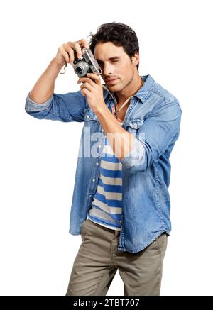 Schöner Mann, Fotograf und Kamera für Momente, Aufnahmen oder Aufnahmen vor weißem Studiohintergrund. Männliche Person bei Fotoshooting oder Fotografie Stockfoto