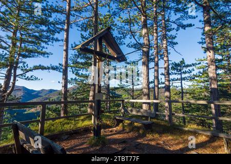 Gutenstein, 12. Kreuzstation am Residenzberg in der Nähe der Wallfahrtskirche Mariahilfberg in den Wiener Alpen, Niederösterreich, Österreich Stockfoto