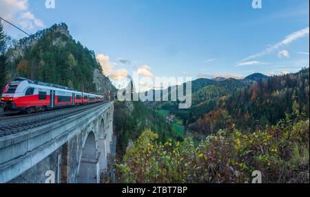 Breitenstein, Semmeringbahn, Viadukt Krausel-Klause-Viadukt, Felswände Spießwand, Herbstfarben, Nahverkehrszug in den Wiener Alpen, Niederösterreich, Österreich Stockfoto