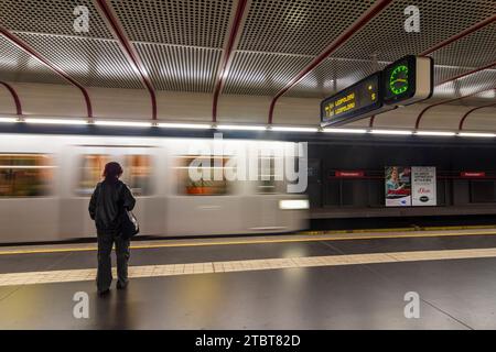 Wien, Ankunft Zug der U-Bahn Linie U1 am Bahnhof Praterstern, Einzelpassagier wartet auf Zug in 02. Bezirk Lepoldstadt, Österreich Stockfoto