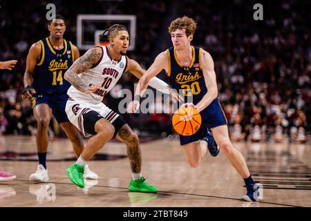 28. November 2023: South Carolina Gamecocks Guardin Myles Stute (10) beobachtet Notre Dame im Kampf gegen die irische Garde J.R. Konieczny (20) während der ersten Hälfte des NCAA Basketball Matchups in der Colonial Life Arena in Columbia, SC. (Scott Kinser/CSM) Stockfoto