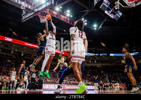 28. November 2023: South Carolina Gamecocks Stürmer B.J. Mack (2) schießt auf Notre Dame, der irische Garde Markus Burton (3) während der zweiten Hälfte des NCAA Basketball Matchups in der Colonial Life Arena in Columbia, SC. (Scott Kinser/CSM) Stockfoto