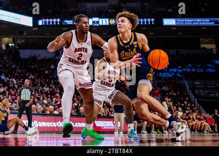 28. November 2023: South Carolina Gamecocks Stürmer B.J. Mack (2) Guards Notre Dame kämpfte gegen die irische Garde Braeden Shrewsberry (11) während der ersten Hälfte des NCAA Basketball Matchups in der Colonial Life Arena in Columbia, SC. (Scott Kinser/CSM) Stockfoto