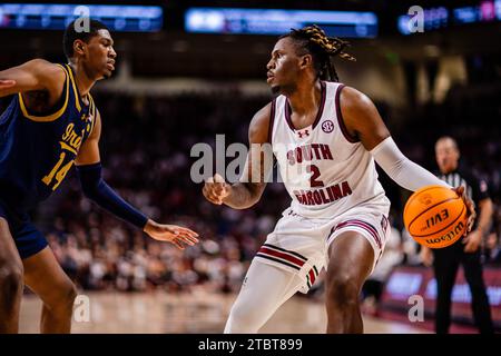 28. November 2023: South Carolina Gamecocks Stürmer B.J. Mack (2) mit dem Ball gegen Notre Dame, der den irischen Stürmer Kebba Njie (14) während der zweiten Hälfte des NCAA Basketball Matchups in der Colonial Life Arena in Columbia, SC. (Scott Kinser/CSM) Stockfoto