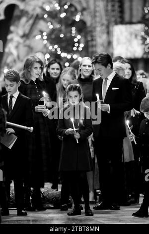 REDAKTEURE BITTE BEACHTEN, DASS DIESES BILD IN SCHWARZ-WEISS UMGEWANDELT WURDE Prinz George, Prinzessin Beatrice, Sophie Winkleman, Prinzessin Charlotte, Zara Tindall, und Edoardo Mapelli mozzi während der Royal Carols - zusammen bei Weihnachtsgottesdienst in der Westminster Abbey in London. Bilddatum: Freitag, 8. Dezember 2023. Stockfoto