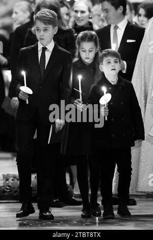 REDAKTEURE BITTE BEACHTEN SIE, DASS DIESES BILD IN SCHWARZ-WEISS UMGEWANDELT WURDE. Prinz George, Prinzessin Charlotte und Prinz Louis halten während der Royal Carols Kerzen – zusammen bei Weihnachtsfeiern in der Westminster Abbey in London. Bilddatum: Freitag, 8. Dezember 2023. Stockfoto