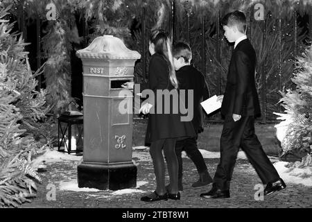 DIE REDAKTEURE BEACHTEN, DASS DIESES BILD IN SCHWARZ-WEISS KONVERTIERT WURDE, Prinzessin Charlotte, Prinz Louis und Prinz George Briefe vor den Royal Carols – zusammen bei Weihnachtsfeiern in der Westminster Abbey in London. Bilddatum: Freitag, 8. Dezember 2023. Stockfoto