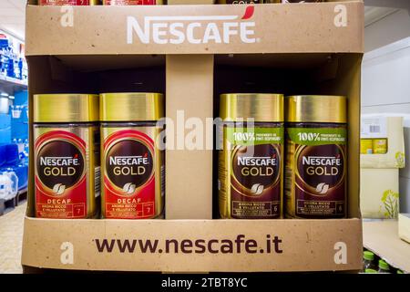 Italien - 29. November 2023: Nescafe Gold und Nescafe Decaf Instantkaffee in Glasgläsern zum Verkauf im italienischen Supermarkt Stockfoto