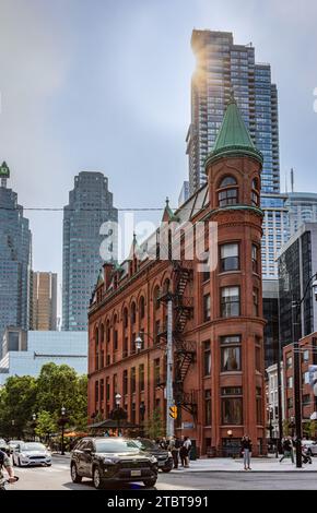 Toronto, Kanada – 20. Juli 2023: Das Gooderham Building, auch bekannt als Flatiron Building, ist ein historisches Bürogebäude in Toronto, Ontario, Canad Stockfoto